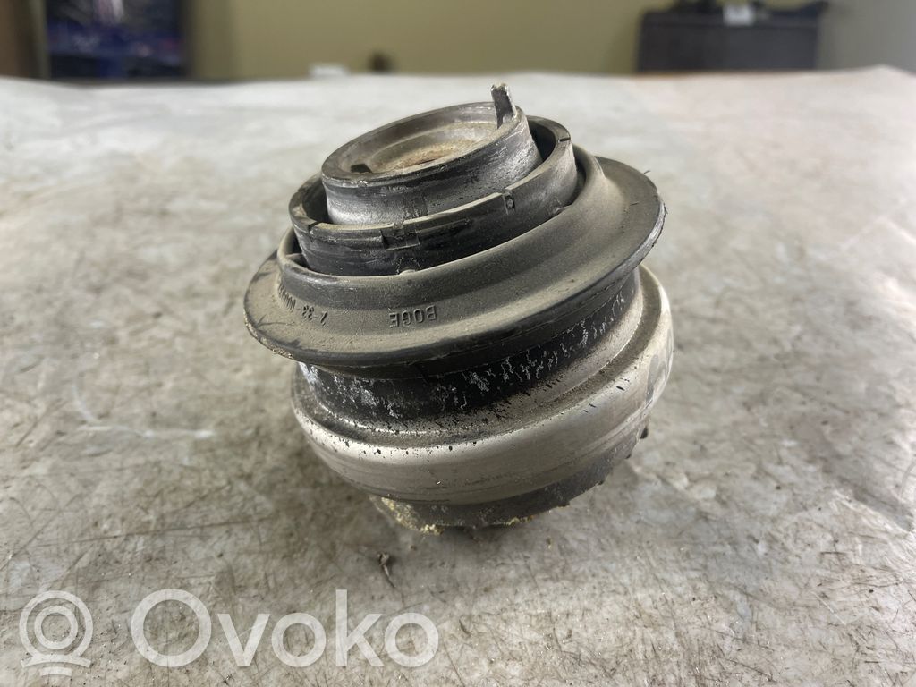 Mercedes-Benz S W221 Engine mount bracket 