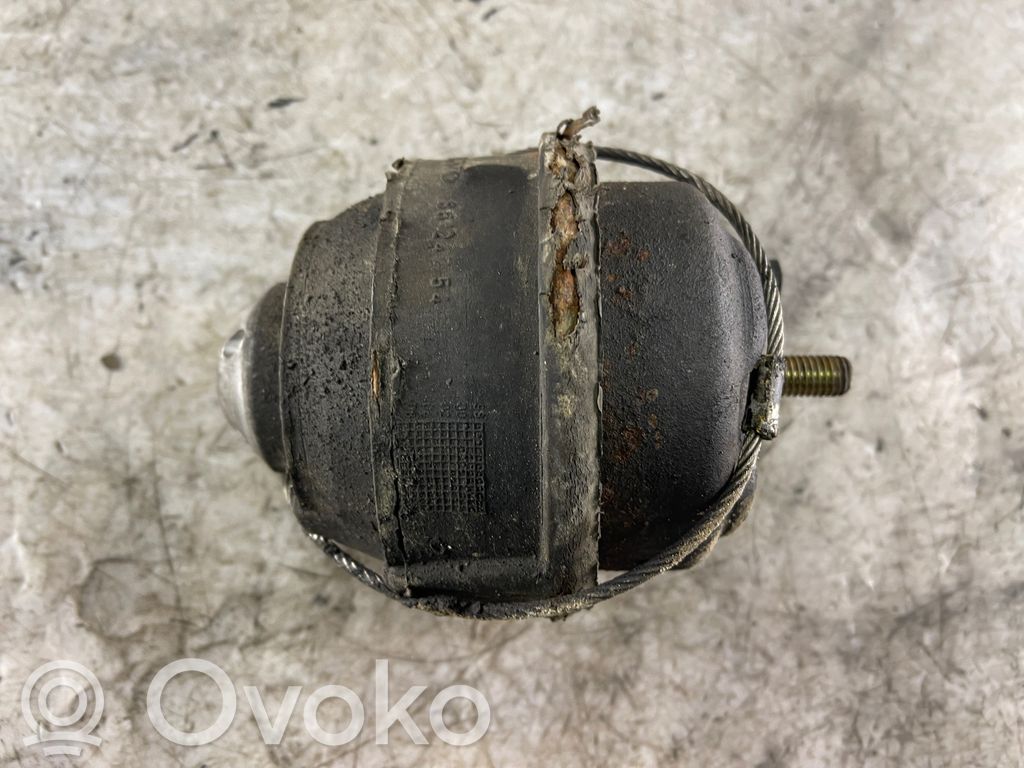 Volvo V70 Engine mount bracket 