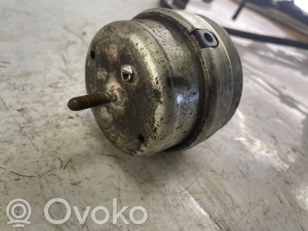Volkswagen PASSAT B5.5 Engine mount bracket 