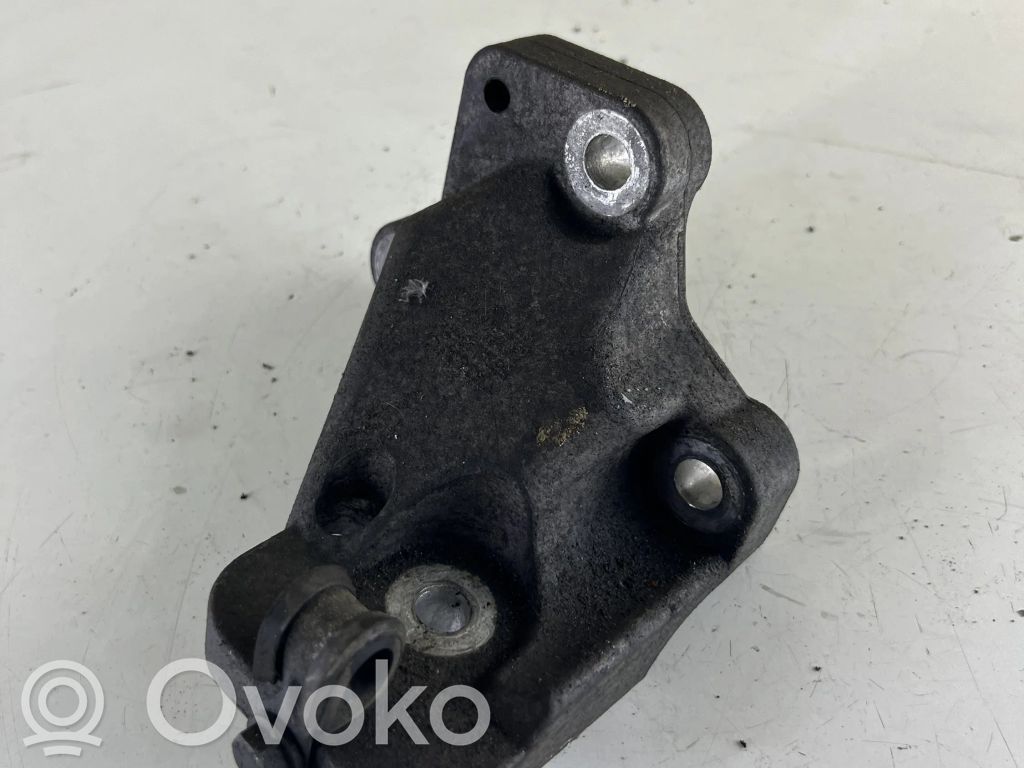 Volvo XC90 Engine mounting bracket 