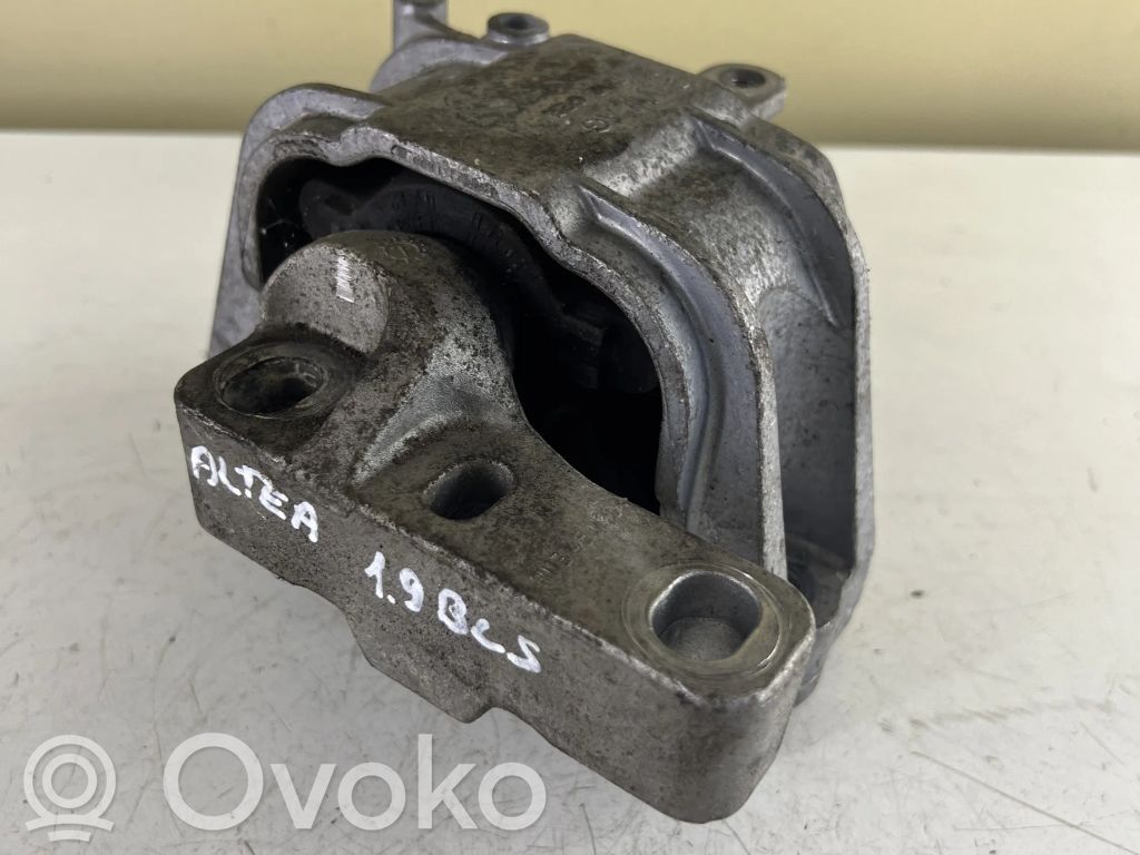 Seat Altea XL Engine mount bracket 