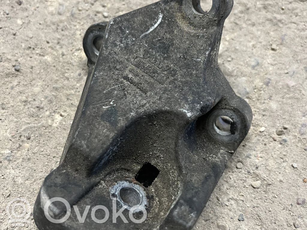 Volvo S60 Engine mounting bracket 