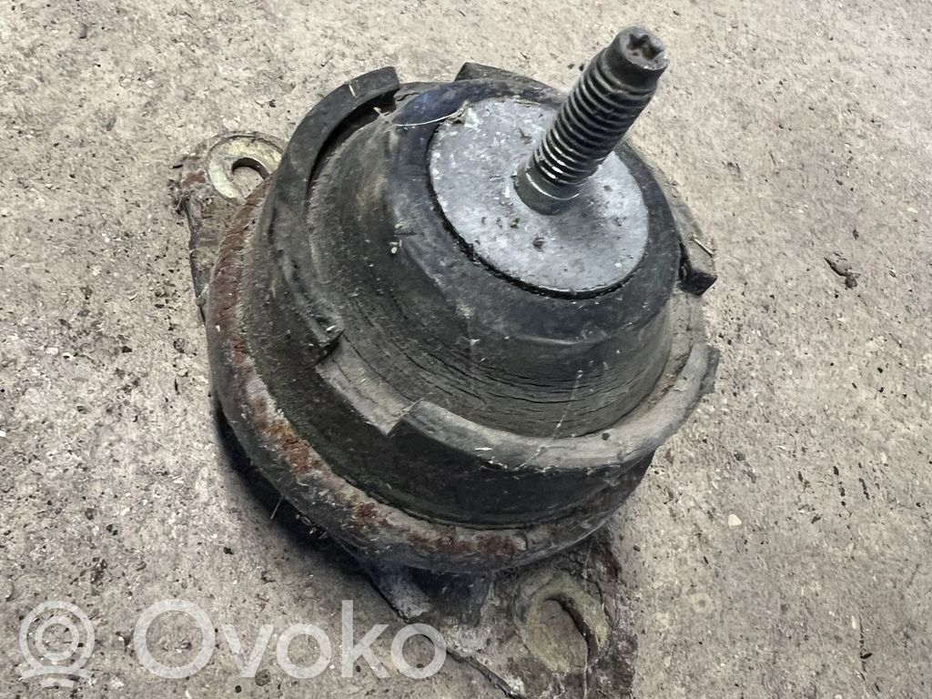 Engine mount bracket