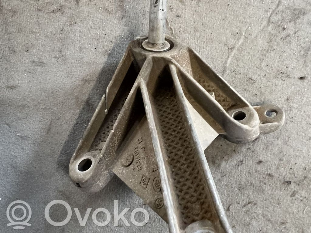 Dacia Logan I Gearbox mounting bracket 