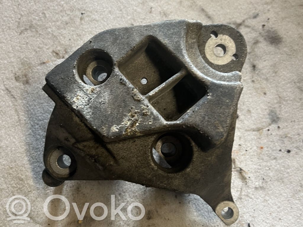 Renault Kangoo I Engine mounting bracket 