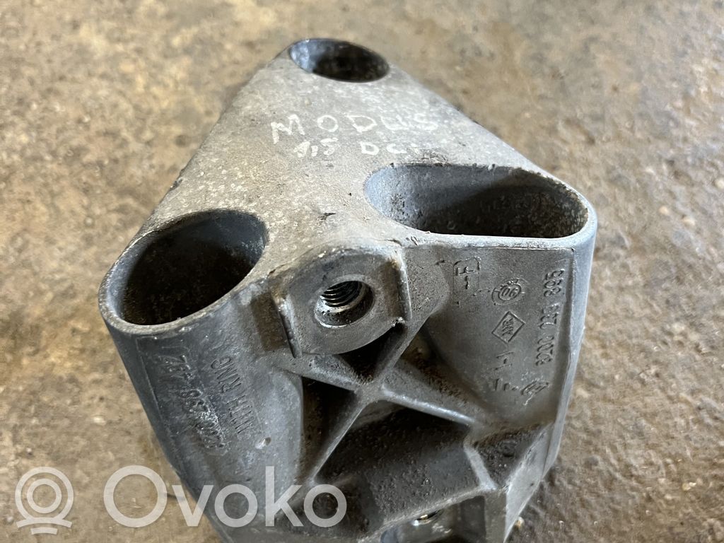 Renault Modus Engine mounting bracket 