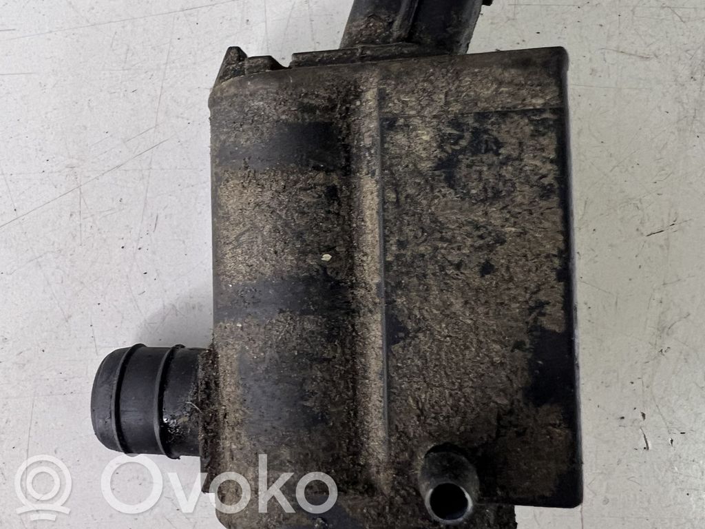 KIA Sorento Windscreen/windshield washer pump 