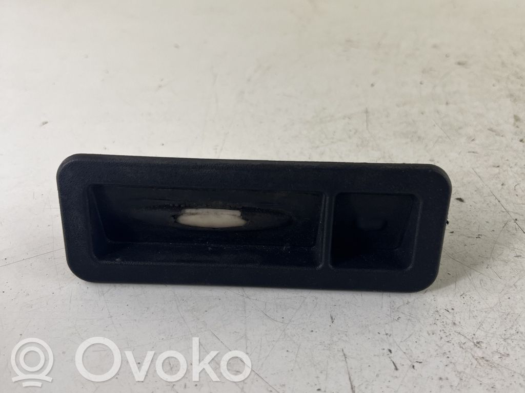Jeep Cherokee KL Interruptor para abrir la puerta trasera 