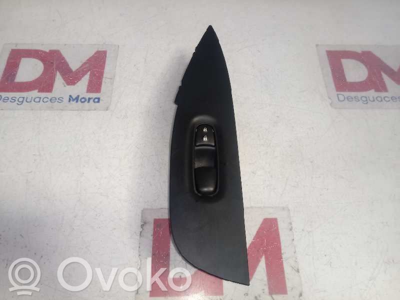 Nissan Qashqai Electric window control switch 