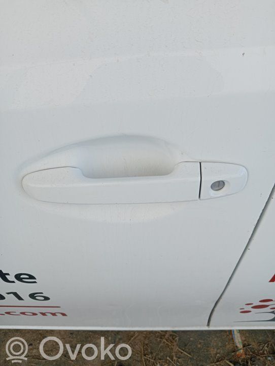 Manecilla externa puerta delantera