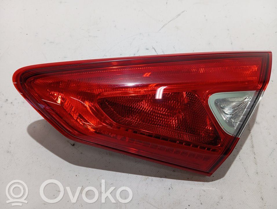 Nissan Pulsar Galinis žibintas dangtyje 