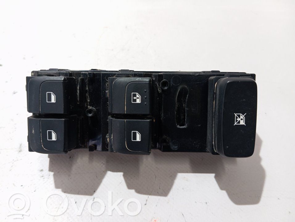 KIA Stonic Electric window control switch 