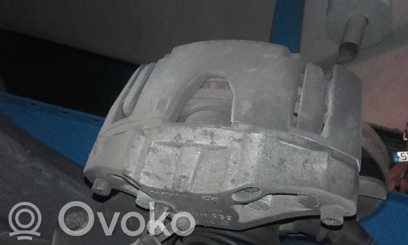 Volvo XC90 Zacisk hamulcowy przedni 