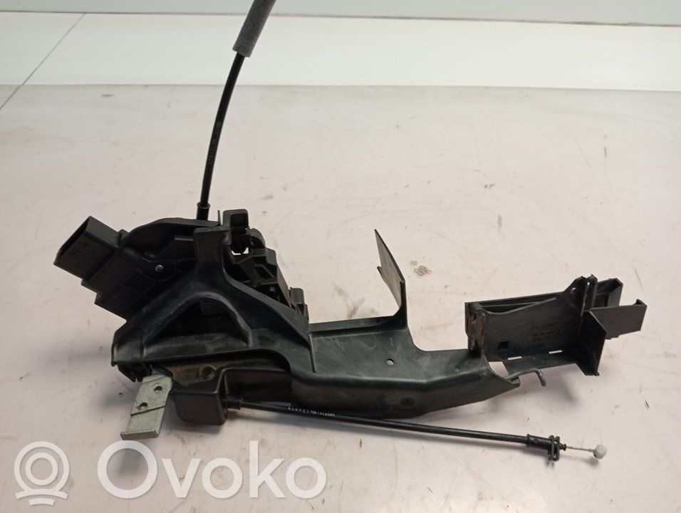 Priekšpusē slēdzene   6M2AR21813EB