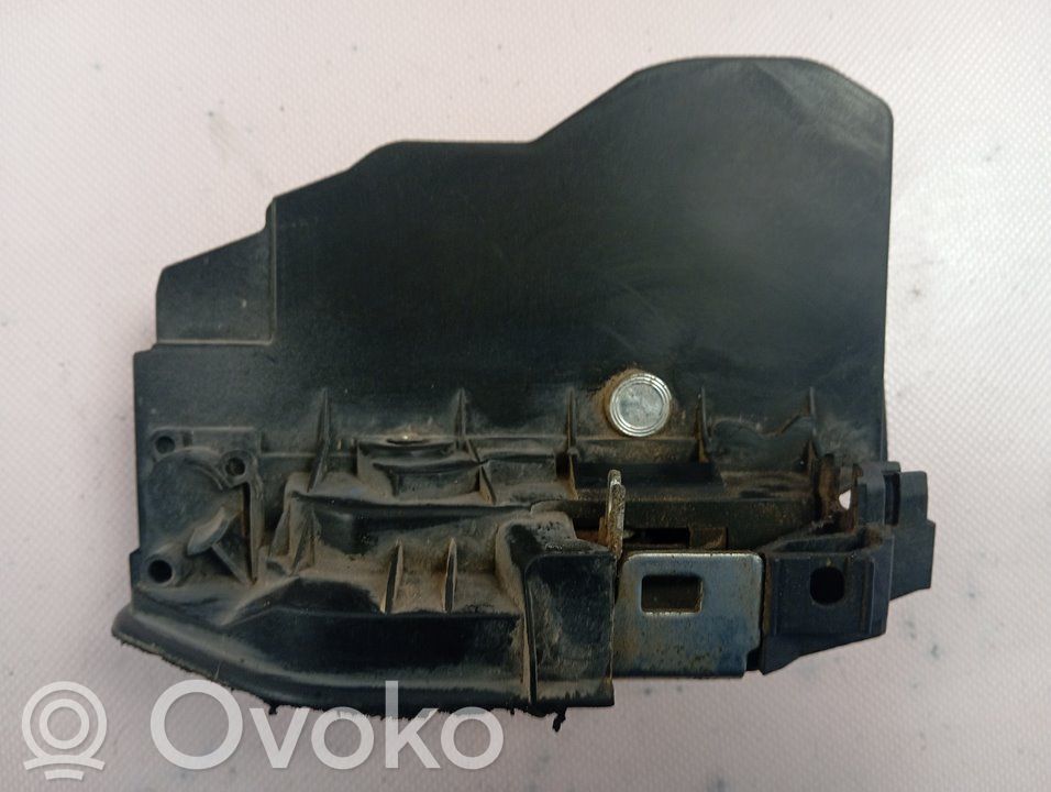 Priekšpusē slēdzene   7167068
