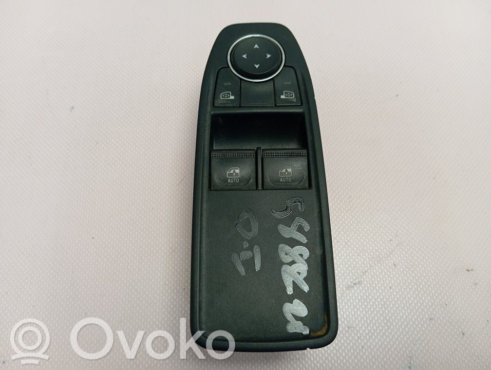 Renault Clio IV Electric window control switch 