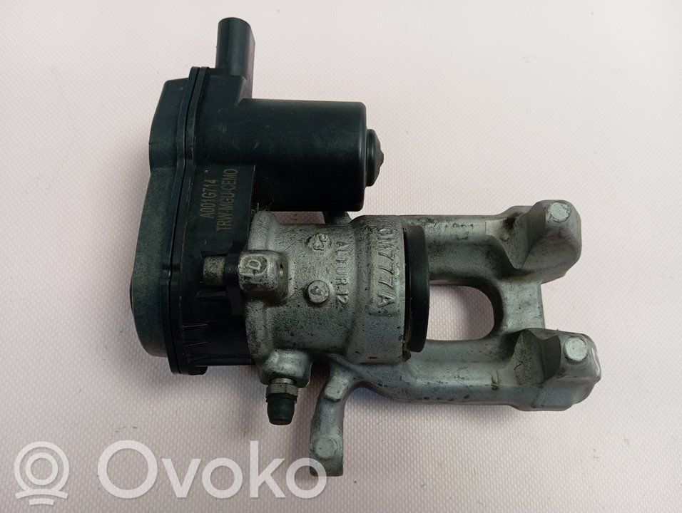 Peugeot 2008 II Supporto della pinza del freno posteriore 