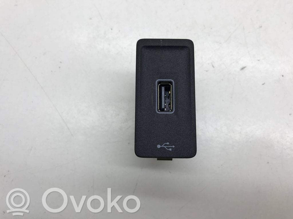 Volkswagen Touareg III Gniazdo / Złącze USB 