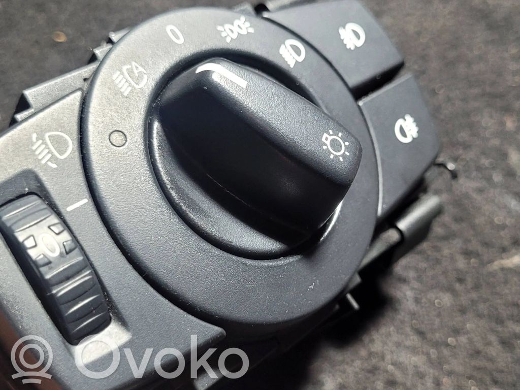 Lukturu slēdzis   08101054253,33600101,6932792,843101
