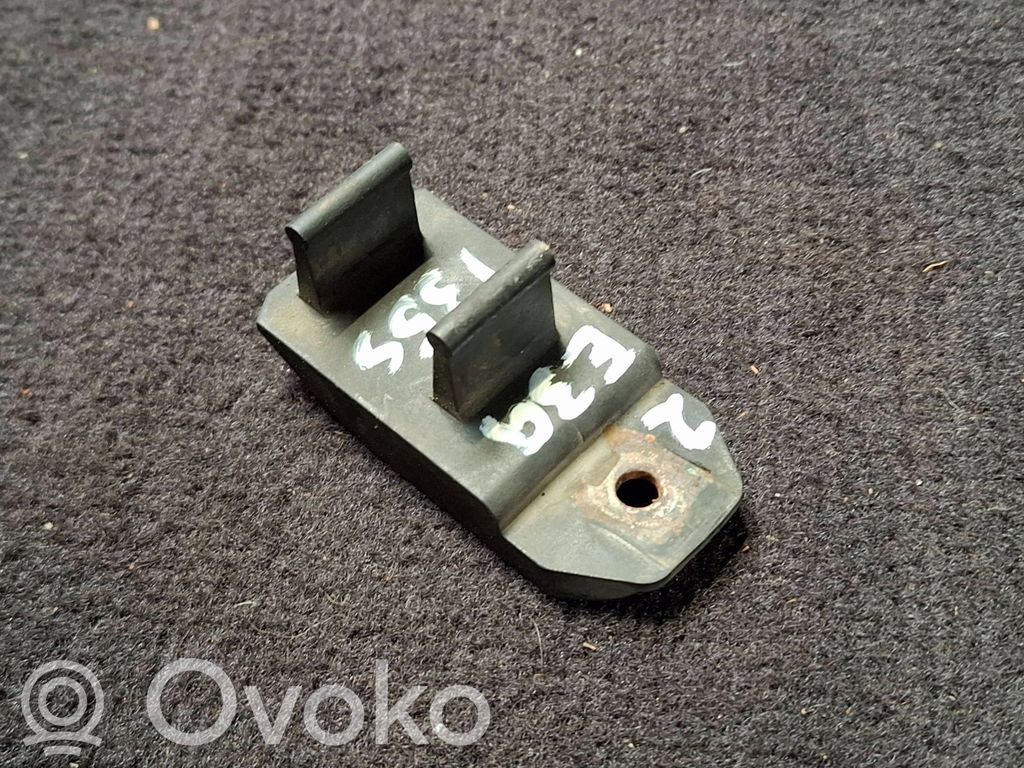 BMW 5 E39 Radiator mount bracket 