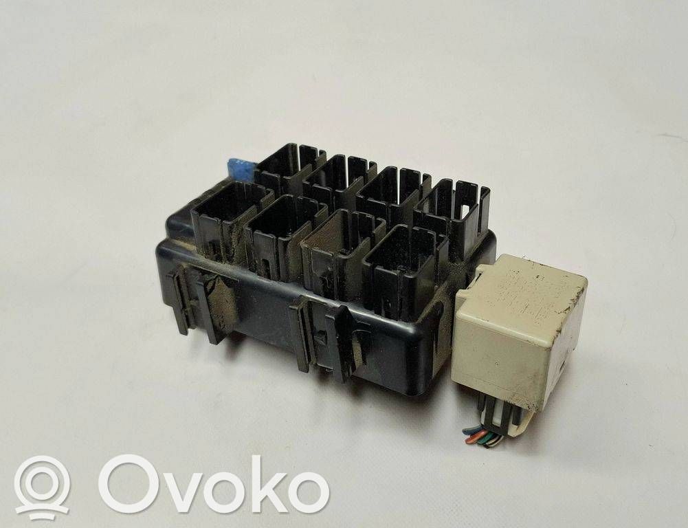 Subaru Outback Ramka / Moduł bezpieczników 