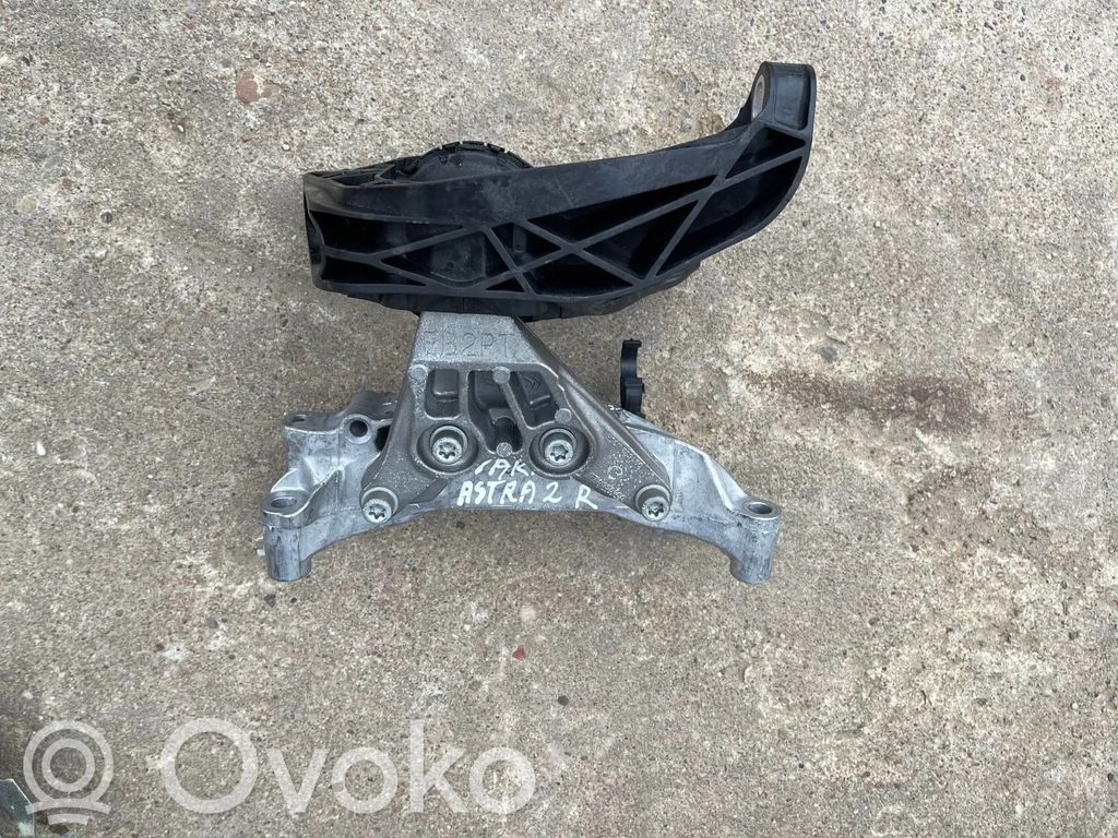 Engine mount bracket   EB2PT,GMW5M