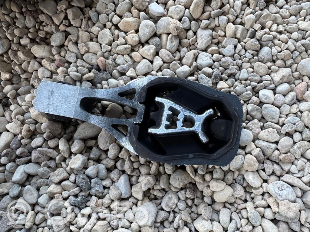 Engine mount bracket   9811786680