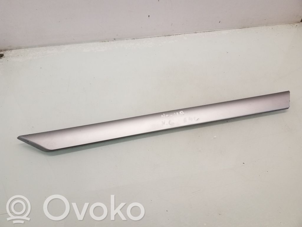 BMW 3 E46 Takaoven lista (muoto) 