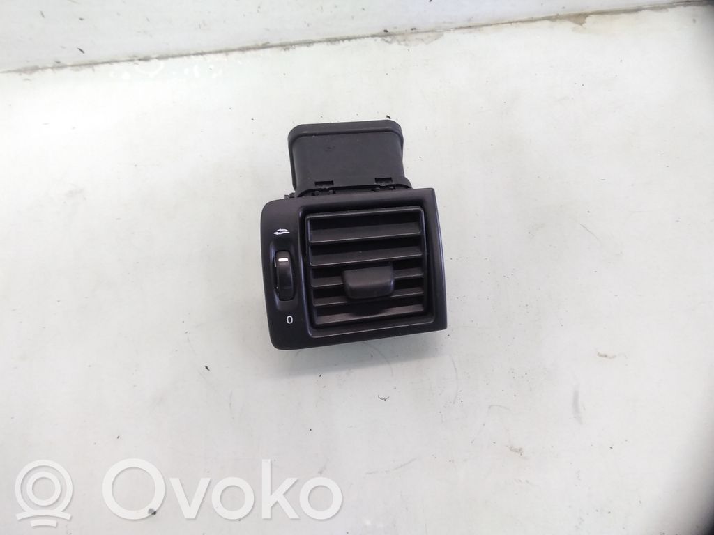 Volvo V50 Boczna kratka nawiewu deski rozdzielczej 
