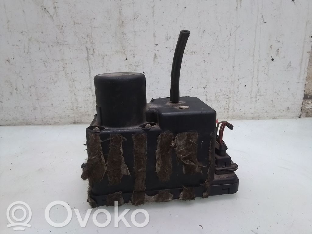 Audi 80 90 S2 B4 Central locking vacuum pump 