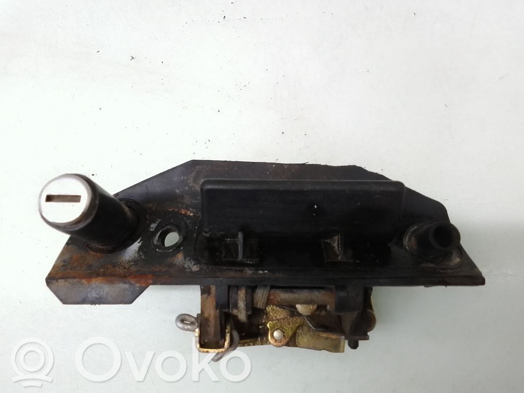 Uchwyt / Rączka zewnętrzna otwierania klapy tylnej / bagażnika   703829239C