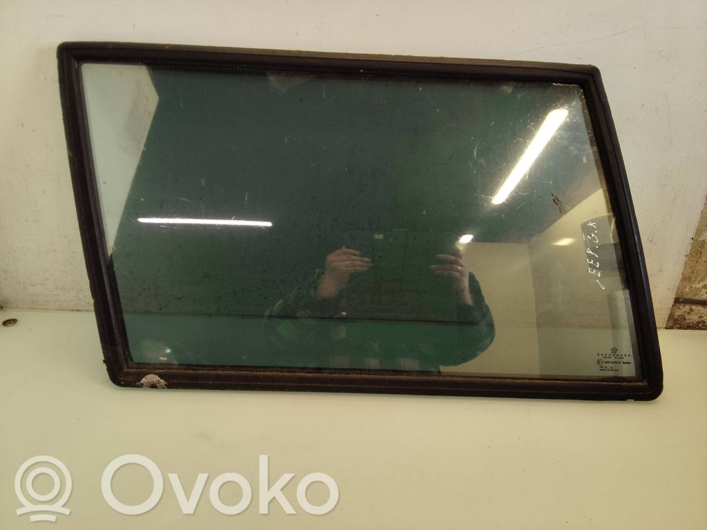 Jeep Cherokee XJ Rear side window 
