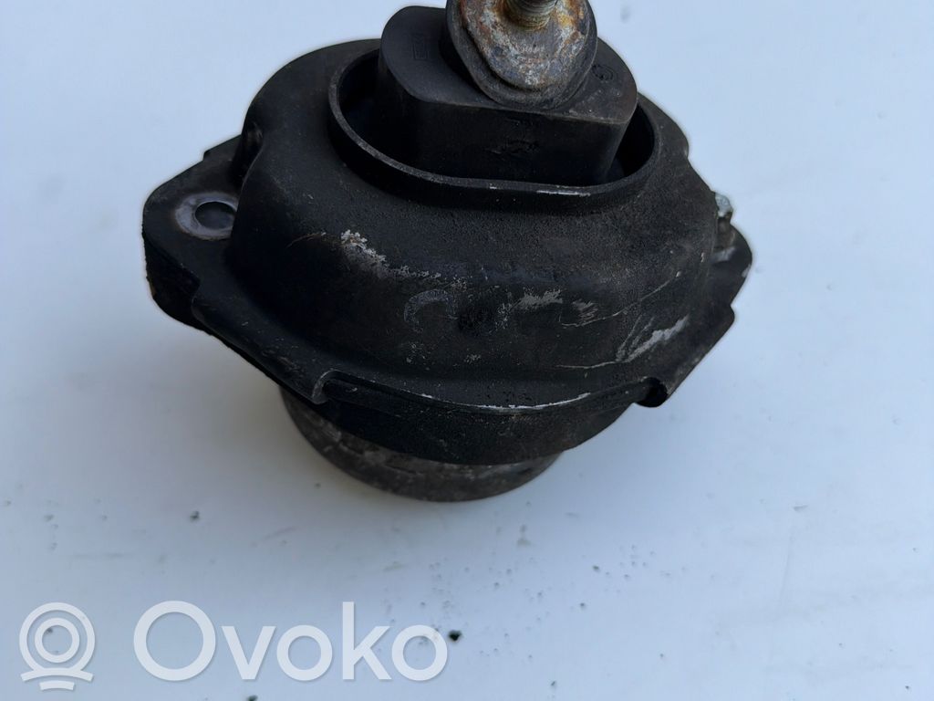 Engine mount bracket   6758444,07102004