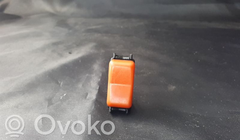 Mercedes-Benz 190 W201 Przycisk świateł awaryjnych 