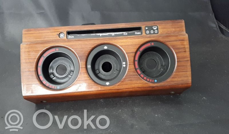 Mercedes-Benz 190 W201 Konsola środkowa / Radio / GPS 