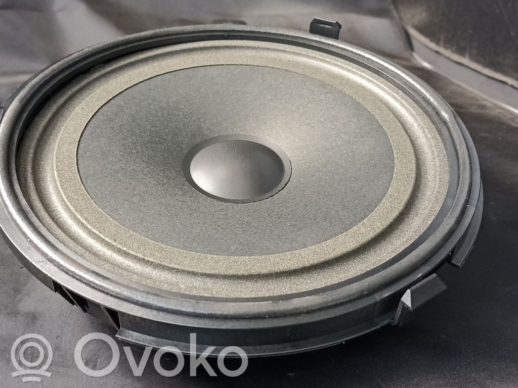 Mercedes-Benz C W203 Garsiakalbis panelėje 