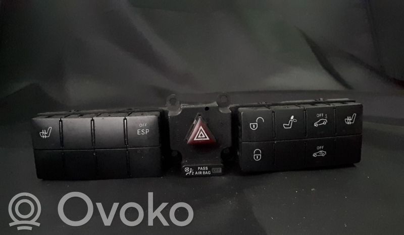 Mercedes-Benz C W203 Przycisk świateł awaryjnych 