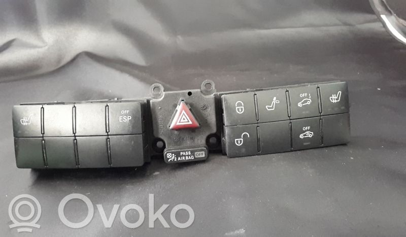 Mercedes-Benz C W203 Przycisk świateł awaryjnych 