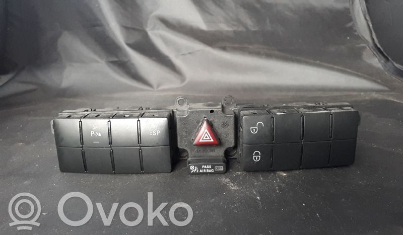 Mercedes-Benz C W203 Przycisk świateł awaryjnych 