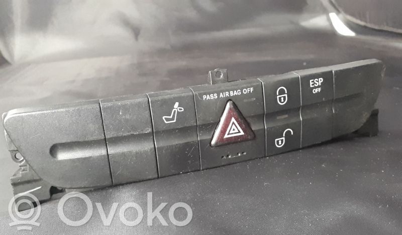Mercedes-Benz E W211 Botón interruptor de luz de peligro 