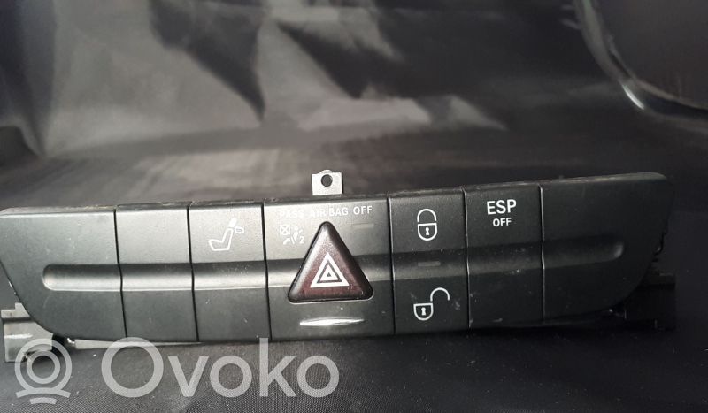 Mercedes-Benz E W211 Botón interruptor de luz de peligro 