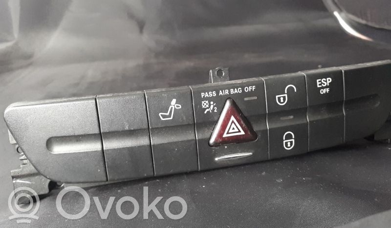 Mercedes-Benz E W211 Botón interruptor de luz de peligro 