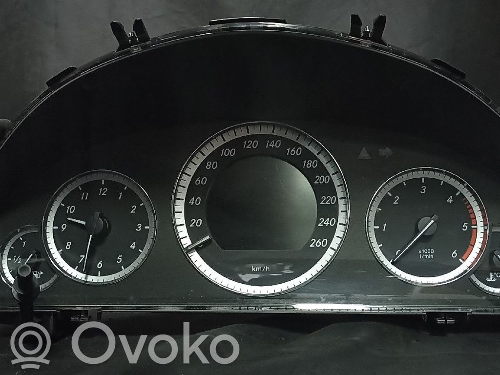 Mercedes-Benz E W212 Licznik / Prędkościomierz 