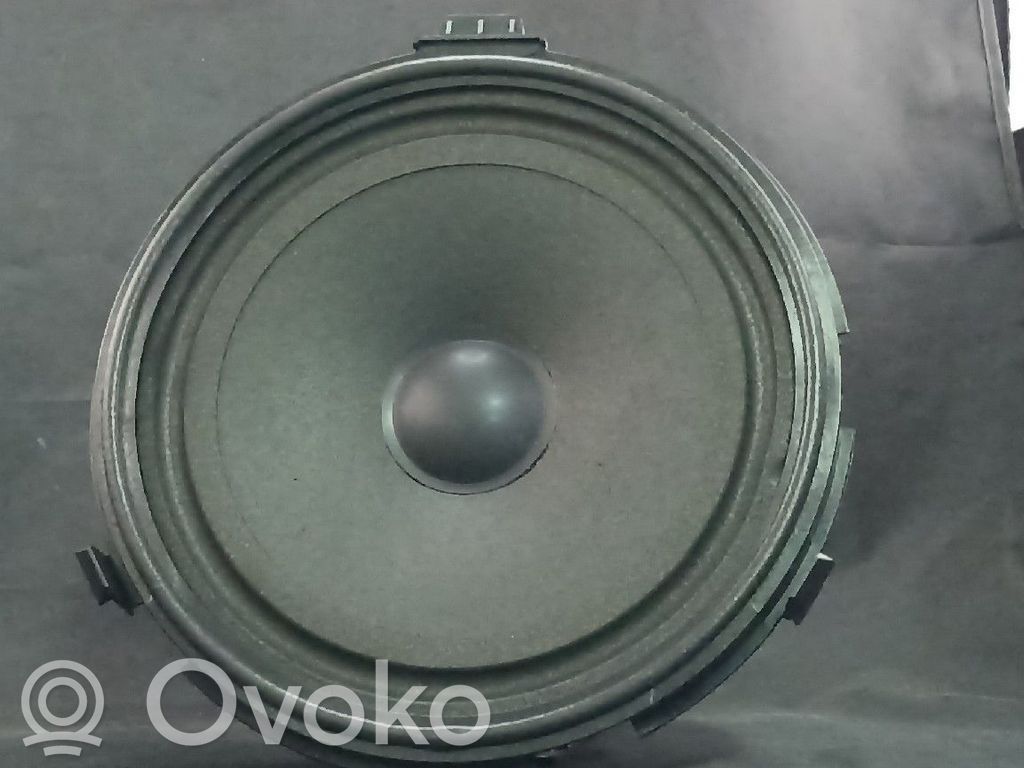 Mercedes-Benz C W203 Garsiakalbis panelėje 