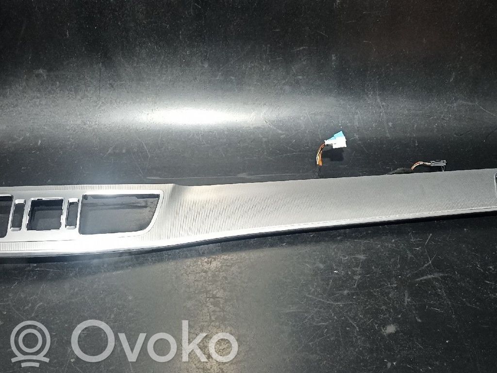 Mercedes-Benz E W212 Instrumentu paneļa dekoratīvā apdare 