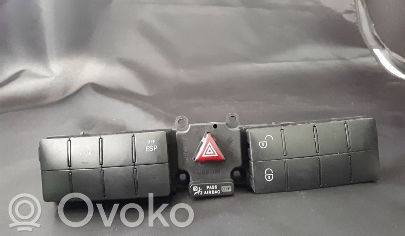 Mercedes-Benz C W203 Przycisk świateł awaryjnych 