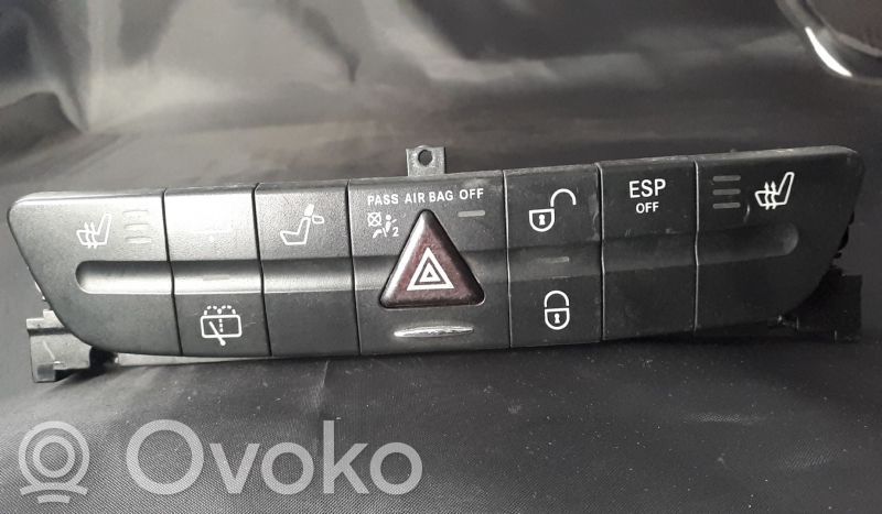 Mercedes-Benz E W211 Botón interruptor de luz de peligro 