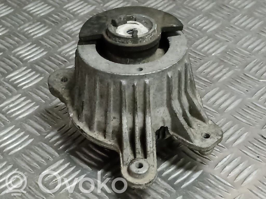 Engine mount bracket   2052406717,A2052406717,DIREITO