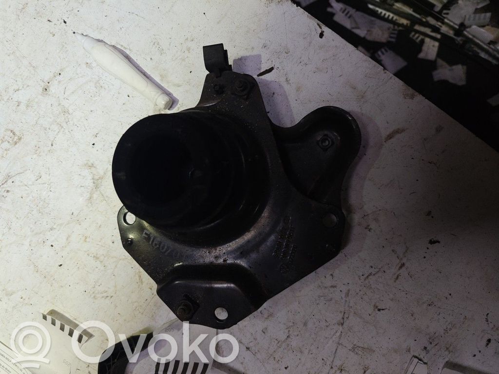 Volkswagen Golf V Wspornik / Mocowanie silnika 