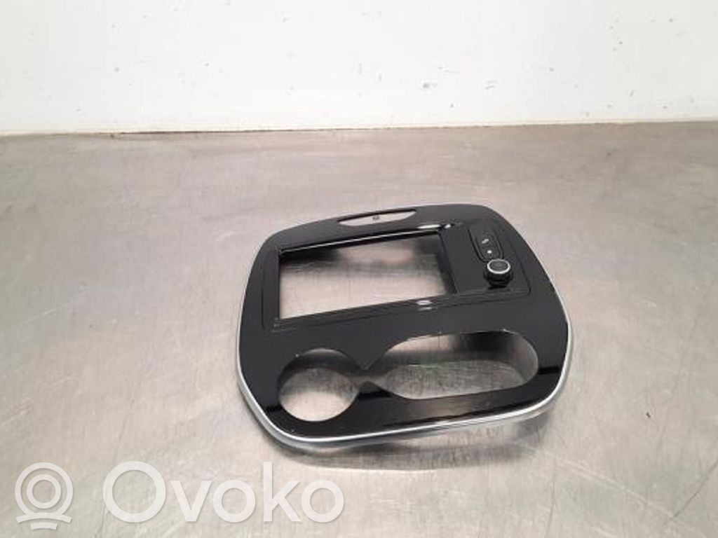 Renault Captur Konsola środkowa / Radio / GPS 